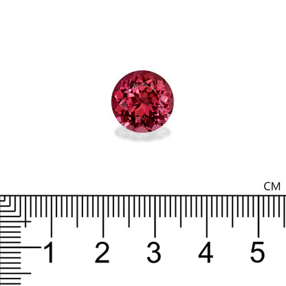 La Tourmaline Rose · 6,65ct de Bonnot Paris, une pierre précieuse rouge ronde, est présentée sur un fond blanc avec une règle centimétrique indiquant son diamètre comme inférieur à 1 cm.