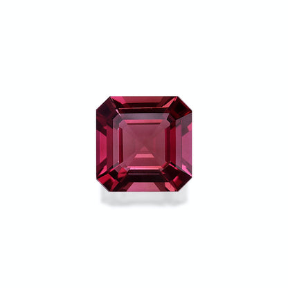 Une pierre précieuse Tourmaline Rose marron foncé de taille carrée de Bonnot Paris, 6,58 ct avec des bords biseautés, sertie sur un fond blanc uni.