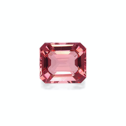 La Tourmaline Rose de Bonnot Paris est une pierre précieuse rose de 6,53 carats avec une forme rectangulaire taille émeraude facettée, des coins biseautés et un motif carré central, reflétant magnifiquement la lumière sur un fond blanc uni.