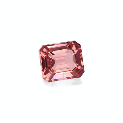 La Tourmaline Rose de Bonnot Paris est une pierre précieuse de forme carrée de 6,53 carats avec une teinte rose foncé et de multiples facettes qui reflètent la lumière, affichée sur un fond blanc uni.