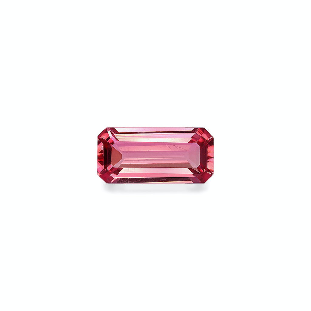 La Tourmaline Rose Bonnot Paris de 3,95 carats est une pierre rose rectangulaire aux bords biseautés, présentant un dégradé allant du rose foncé au rose clair. Sa surface brillante souligne sa clarté et se détache sur un fond blanc uni.
