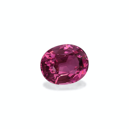 La Tourmaline Rose · 3,31 carats de Bonnot Paris est une pierre précieuse rose vif de taille ovale, sertie sur un fond blanc uni. Ses facettes reflètent magnifiquement la lumière, mettant en valeur ses riches variations de couleurs.