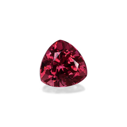 Une pierre précieuse Tourmaline Rose rouge foncé de 6,31 ct de Bonnot Paris, taille triangulaire avec des facettes réfléchissant la lumière, est présentée sur un fond blanc.