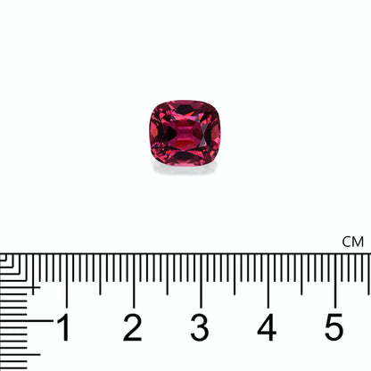 Une Tourmaline Rose Bonnot Paris (5,96 ct), taille coussin et rose, est présentée sur un fond uni au-dessus d'une règle graduée en centimètres, mesurant environ 1,5 cm de large.