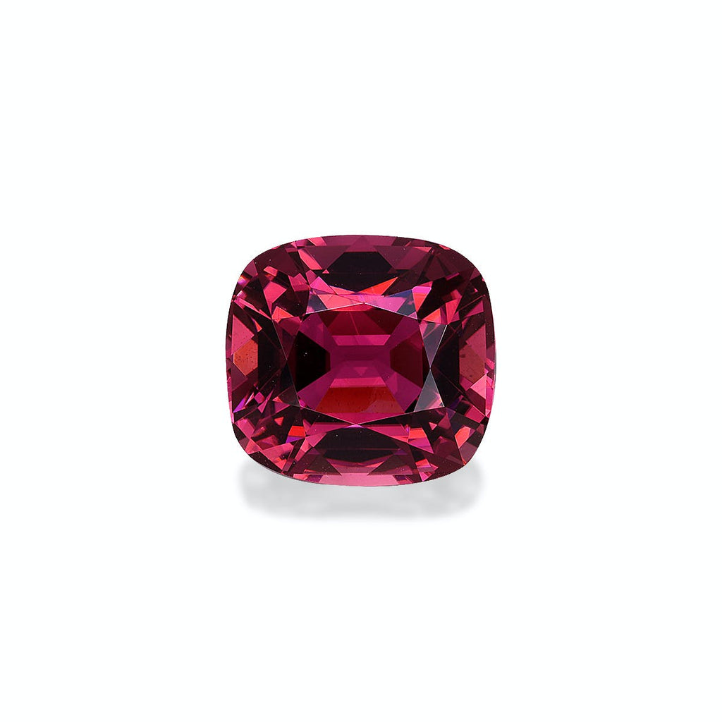 Sur un fond blanc uni, la Tourmaline Rose (5,96 ct) de Bonnot Paris affiche sa taille coussin carrée aux facettes rouge profond, mettant en valeur ses motifs et reflets complexes.