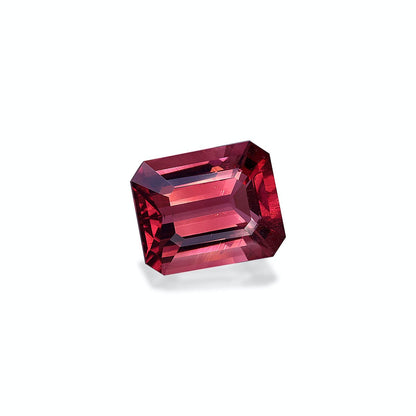 La Tourmaline Rose, une pierre précieuse de 5,73 carats de Bonnot Paris, est rectangulaire aux bords biseautés. Ses teintes rouge profond et ses facettes réfléchissant la lumière se détachent sur un fond blanc uni.