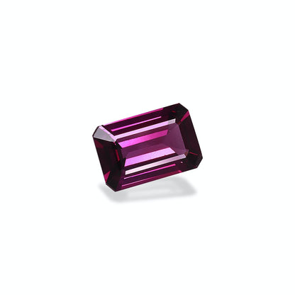 Le Grenat Umbalite de Bonnot Paris est une pierre précieuse taille émeraude de 2,66 carats, d'un violet profond, à la finition brillante sur fond blanc uni. Ses facettes reflètent magnifiquement la lumière, créant un effet lumineux.