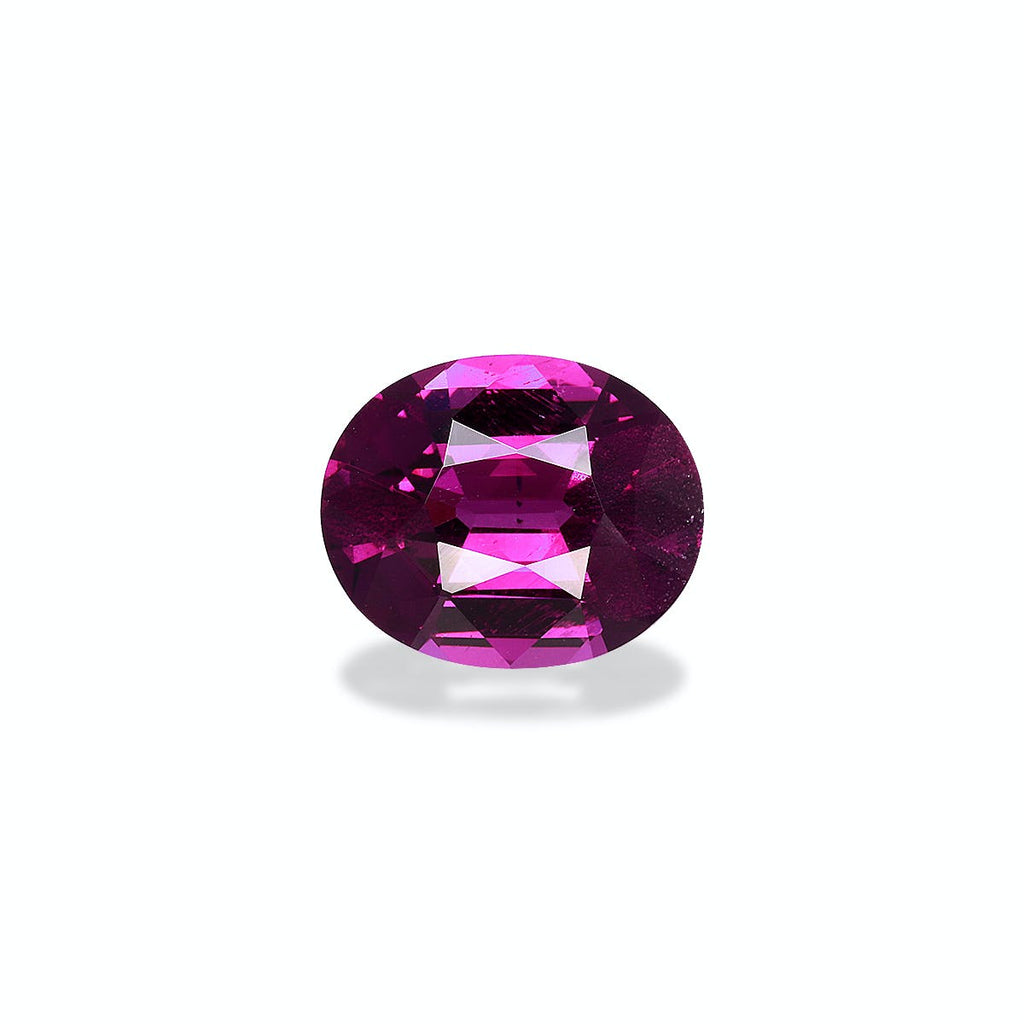 Une pierre précieuse Grenat Umbalite de 4,41 ct de Bonnot Paris, facettée dans une forme ovale avec une riche couleur rose-violet, repose sur un fond gris clair projetant une ombre subtile.
