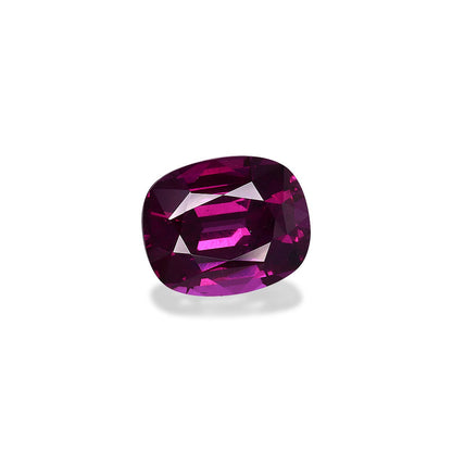Le Grenat Umbalite de Bonnot Paris est une pierre précieuse taille coussin de 5,28 ct de couleur magenta foncé, avec des facettes réfléchissant la lumière créant un éclat vibrant, sur fond blanc uni.