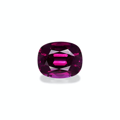 L'Umbalite Grenat de 5,28 carats, une pierre précieuse taille coussin de Bonnot Paris, est mise en valeur sur un fond blanc uni. Sa teinte violet profond et sa clarté sont mises en valeur par la lumière captant les facettes.