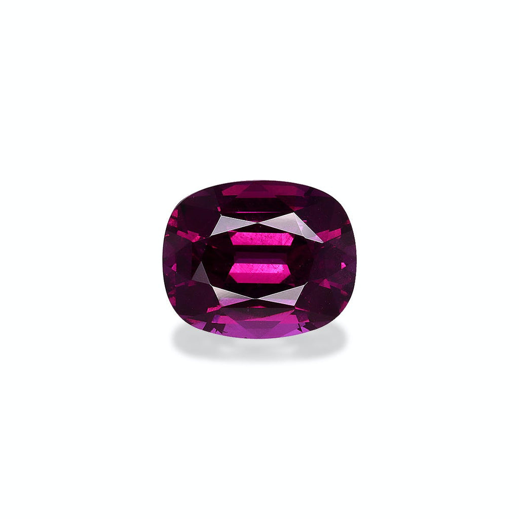 L'Umbalite Grenat de 5,28 carats, une pierre précieuse taille coussin de Bonnot Paris, est mise en valeur sur un fond blanc uni. Sa teinte violet profond et sa clarté sont mises en valeur par la lumière captant les facettes.