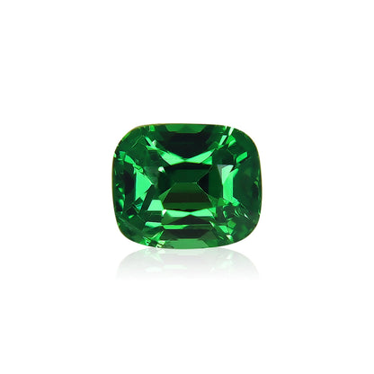La Grenat Tsavorite de Bonnot Paris, une pierre précieuse vibrante taille coussin de 1,55 ct, présente des facettes qui reflètent magnifiquement la lumière sur un fond blanc uni, mettant en valeur sa couleur verte brillante et sa clarté.