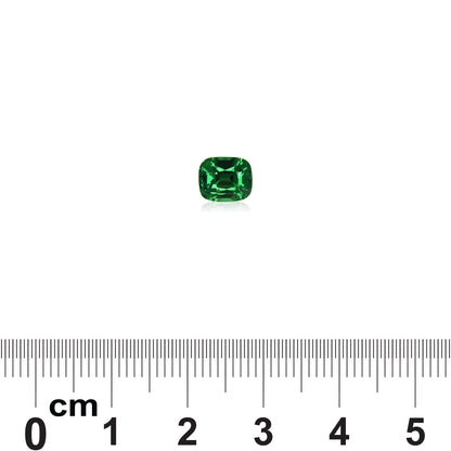 Une Grenat Tsavorite taille coussin de 1,55 ct de Bonnot Paris est centrée sur un fond uni au-dessus d'une échelle centimétrique, mettant en valeur sa teinte vert foncé et ses facettes polies.