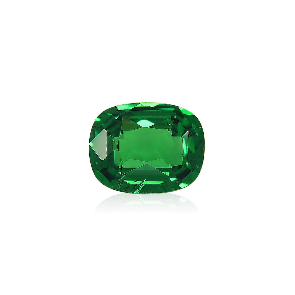 Bonnot Paris présente le Grenat Tsavorite, une pierre précieuse verte profonde polie de 1,7 carat avec une taille coussin, présentée sur un fond blanc.