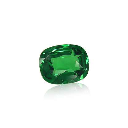 La Grenat Tsavorite Bonnot Paris, une pierre précieuse verte vibrante de 1,7 ct, présente une taille coussin polie qui reflète magnifiquement la lumière sur ses facettes sur un fond blanc.