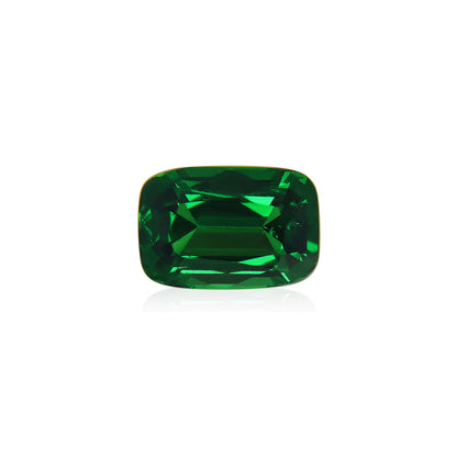 Un grenat tsavorite taille coussin de Bonnot Paris, pesant 1,53 ct, présente une surface facettée et réfléchissante. Sur un fond blanc uni, cette pierre précieuse met en valeur sa couleur vibrante et sa clarté remarquable.