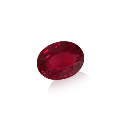 Le Rubis du Mozambique, un grenat de forme ovale de 1,52 ct de Bonnot Paris, est présenté sur un fond blanc uni, mettant en valeur sa teinte rouge profond et sa finition brillante.