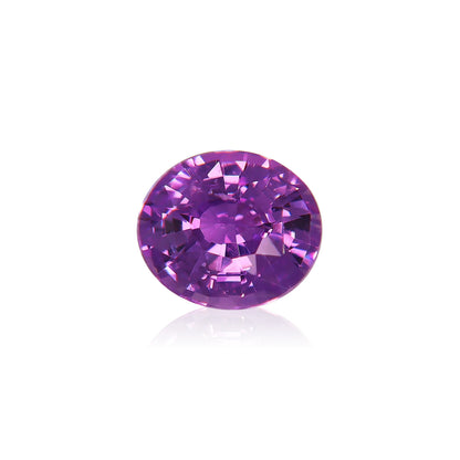 Le Saphir Violet, 1,61 ct de Bonnot Paris, est un saphir violet rond et facetté serti sur un simple fond blanc, mettant en valeur sa clarté et sa teinte vibrante.