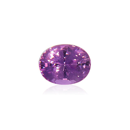 Le Saphir Violet, une pierre ovale de Bonnot Paris, pèse 1,59 carat et se détache sur un fond blanc. Sa surface facettée reflète la lumière et révèle un éclat brillant dans différentes nuances de violet.