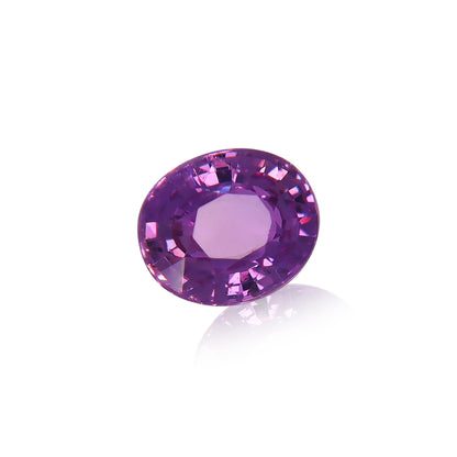 Le Saphir Violet de 1,51 ct de Bonnot Paris est une pierre précieuse violette de taille ovale aux multiples facettes reflétant la lumière, sertie sur un fond blanc.