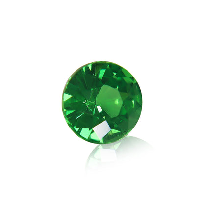 Gros plan de la Grenat Tsavorite Bonnot Paris, une pierre précieuse verte ronde facettée de 1,49 ct avec une surface brillante, réfléchissant la lumière et projetant une ombre subtile sur un fond blanc.