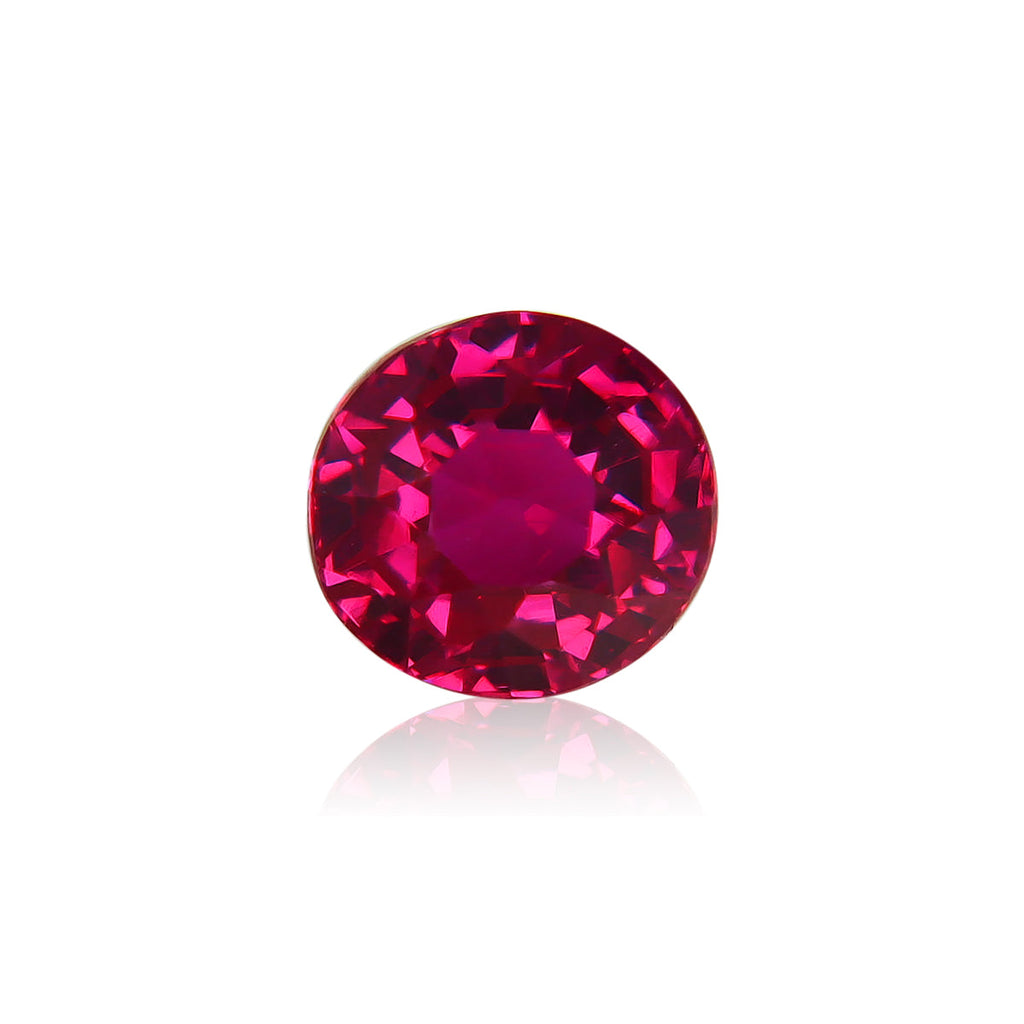 Le "Rubis du Mozambique · 1,02ct" de Bonnot Paris est une pierre précieuse rouge ronde et facettée avec des surfaces réfléchissantes, des teintes vibrantes et des coupes complexes sur un fond blanc uni.