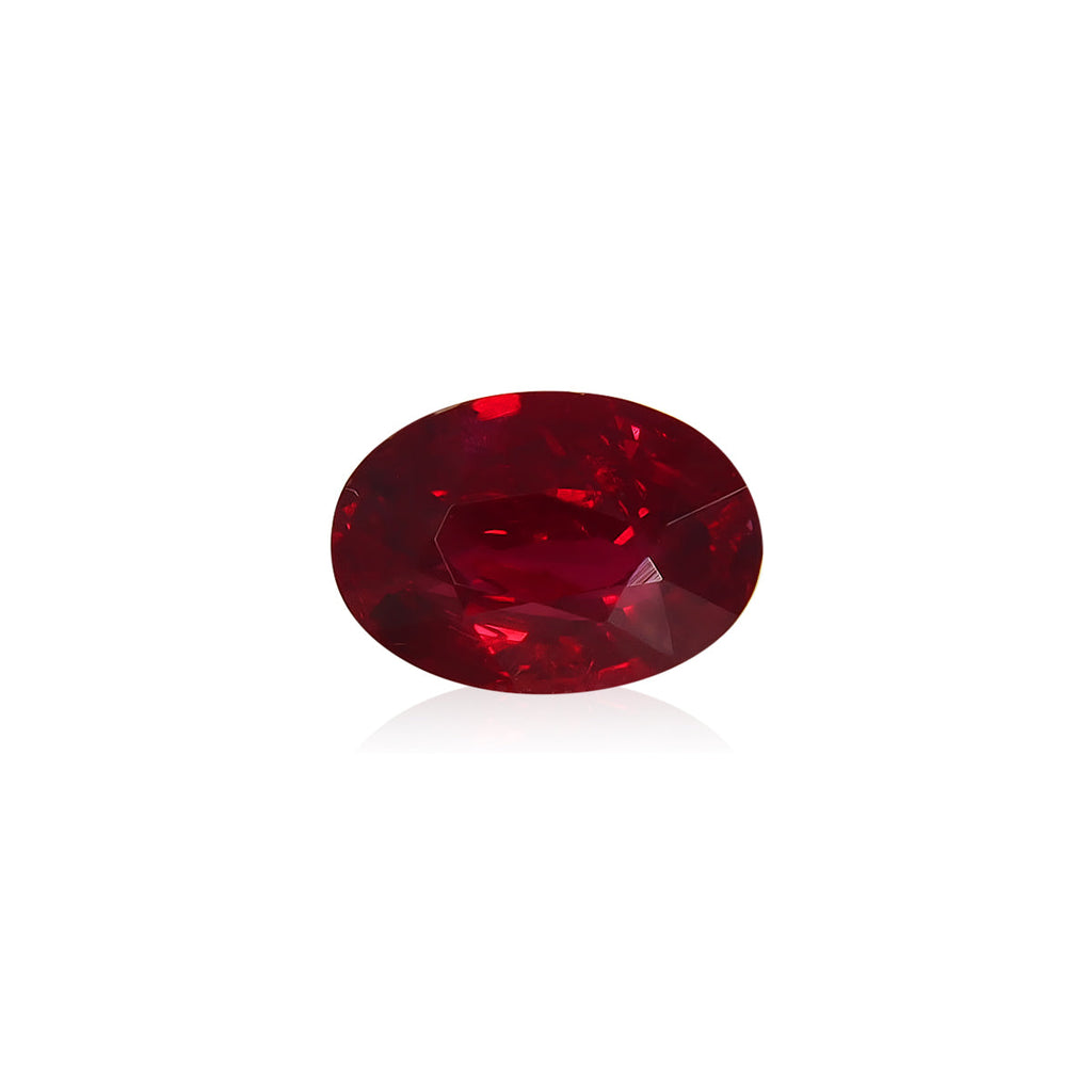 Le Rubis du Mozambique · 1,01 ct de Bonnot Paris est une pierre précieuse de forme ovale, d'un rouge profond, mise en valeur sur un fond blanc, présentant une surface lisse et une brillance réfléchissante.
