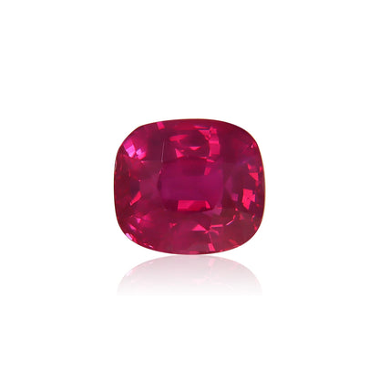 Un gros plan du Saphir Rose de 3,02 carats de Bonnot Paris sur un fond blanc uni révèle sa surface polie et sa couleur vibrante, mettant en valeur ses reflets internes.