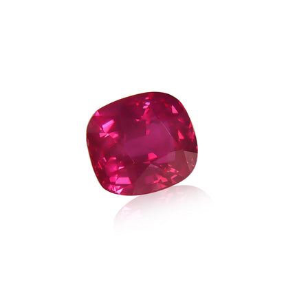 Un gros plan du Saphir Rose de Bonnot Paris, une pierre précieuse taille coussin d'un rose vif éclatant de 3,02 carats, met en valeur ses facettes et sa clarté. Légèrement inclinée pour refléter la lumière, la pierre souligne sa couleur et son éclat sur un fond blanc uni.