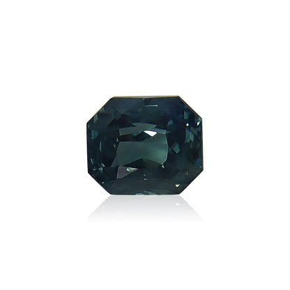 Le Saphir Teal · 1,6 ct de Bonnot Paris est une pierre précieuse bleu sarcelle foncé polie avec une taille octogonale, reflétant la lumière dans diverses facettes sur un fond blanc uni.