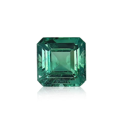 Un gros plan de l'Émeraude de Zambie · 1,72 ct de Bonnot Paris présente sa pierre précieuse verte de taille carrée, mettant en valeur des facettes internes visibles et une surface polie, sur fond blanc.