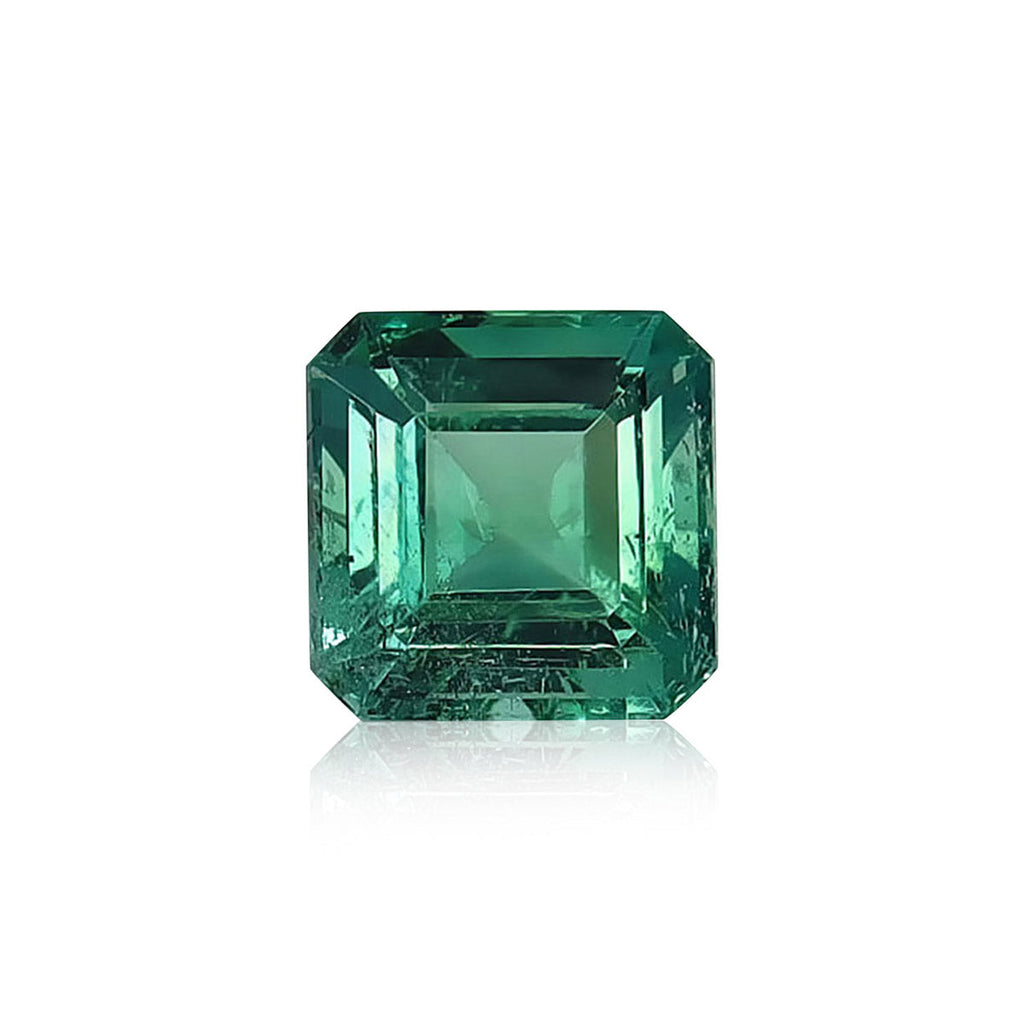 Un gros plan de l'Émeraude de Zambie · 1,72 ct de Bonnot Paris présente sa pierre précieuse verte de taille carrée, mettant en valeur des facettes internes visibles et une surface polie, sur fond blanc.