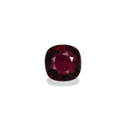 Sur un fond blanc uni, le Rubis du Mozambique · 3,02 ct de Bonnot Paris, une pierre précieuse taille coussin d'un rouge profond, présente une surface brillante avec des facettes taillées avec précision reflétant la lumière.