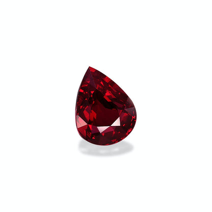 Une pierre précieuse Rubis du Mozambique rouge foncé de 3 carats en forme de poire de Bonnot Paris, présentant une surface facettée qui reflète la lumière sur un fond blanc uni.