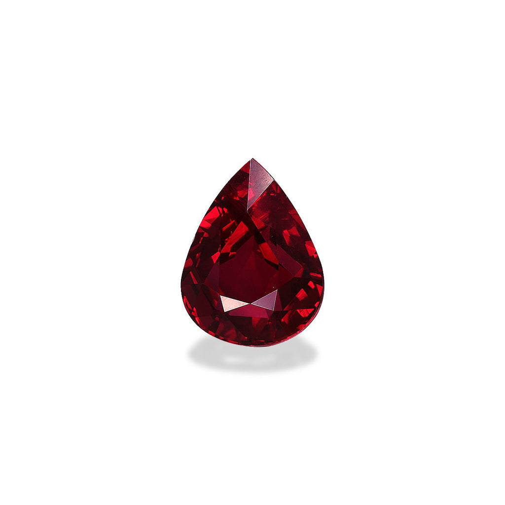 Un Rubis du Mozambique éclatant en forme de goutte de 3 carats de Bonnot Paris, serti sur un fond blanc. Ses multiples facettes captent la lumière pour un éclat étincelant.
