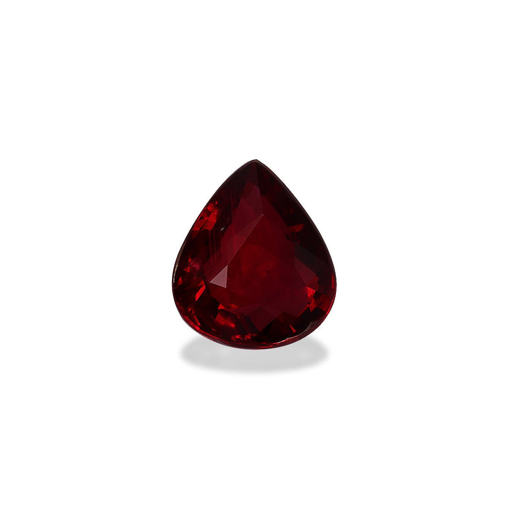 Le Rubis du Mozambique · 4,03 carats de Bonnot Paris est une pierre précieuse rouge profond en forme de goutte, à la surface facettée, qui reflète magnifiquement la lumière. Sertie sur un fond blanc uni, elle met en valeur la richesse de sa couleur et sa clarté.