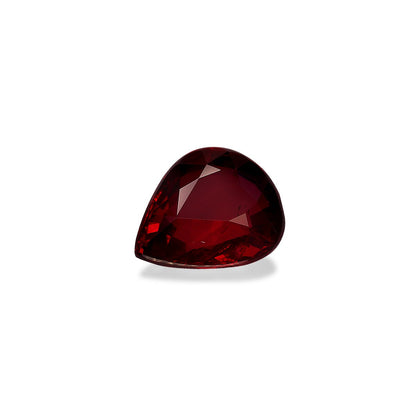 Le "Rubis du Mozambique" de Bonnot Paris est une pierre précieuse polie de 4,03 ct, de forme poire, d'un rouge profond et aux multiples facettes, présentée sur un fond blanc uni.