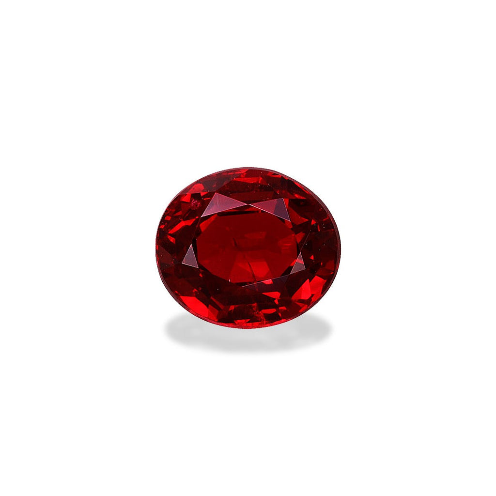 Le Spinelle Rouge poli de 1,25 ct de Bonnot Paris, une pierre précieuse rouge ovale, scintille de reflets sur un fond blanc uni. Ses facettes et sa couleur rouge profond créent une ombre subtile en dessous, accentuant son aspect tridimensionnel.