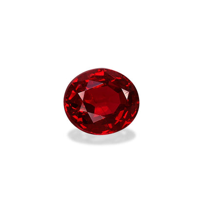 Une pierre précieuse Spinelle Rouge facettée de forme ovale (1,25 ct) de Bonnot Paris reflète magnifiquement la lumière sur un fond blanc uni.