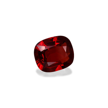 Un Spinelle Rouge taille coussin de 2,24 carats de couleur rouge vif de Bonnot Paris, avec des facettes réfléchissant la lumière, serti sur un fond blanc uni.