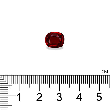 Le Spinelle Rouge · 2,24 ct de Bonnot Paris, une petite pierre précieuse taille coussin rouge foncé, est sertie sur un fond blanc avec une échelle de mesure indiquant que sa taille est légèrement inférieure à 1 cm.