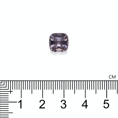 Le Spinelle Gris · 3,31 ct de Bonnot Paris, une petite pierre carrée d'une teinte violet clair, est placé sur un fond blanc. Une règle graduée en centimètres en dessous indique un diamètre légèrement supérieur à 0,5 cm.