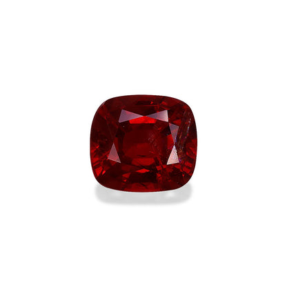 Un Spinelle Rouge taille coussin (2,29 ct) de Bonnot Paris, d'un rouge éclatant et profond, repose sur un fond blanc uni avec une ombre subtile, offrant une alternative exquise aux rubis.