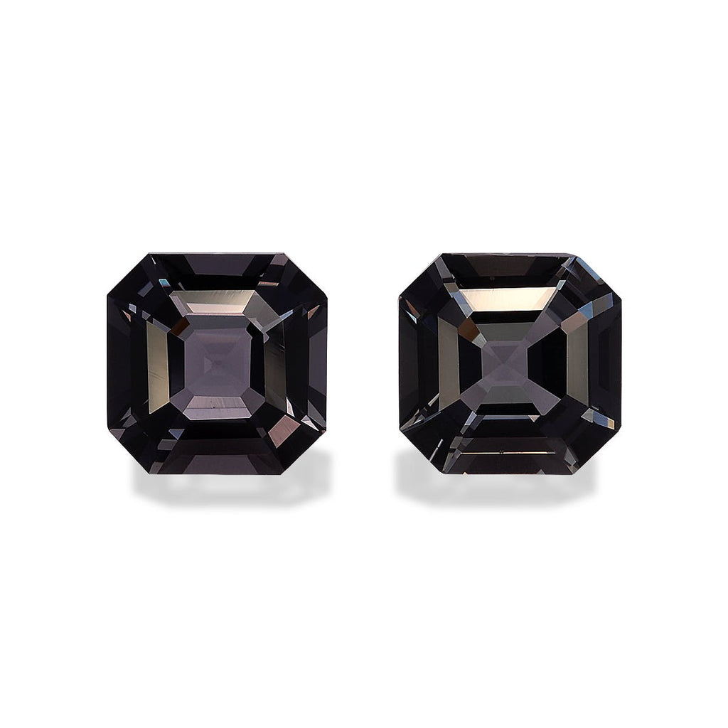 Deux pierres précieuses Spinelle Gris taille carrée (4,52 ct chacune) de Bonnot Paris, présentant des bords biseautés et des surfaces réfléchissantes, sont serties sur un fond blanc, mettant en valeur leurs facettes.
