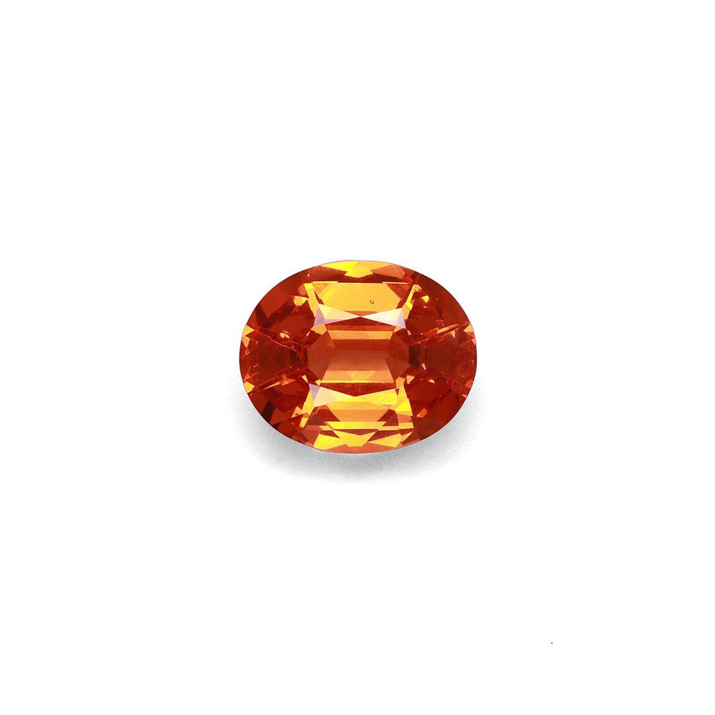 Une pierre précieuse Grenat Spessartite orange de forme ovale de 6,81 ct par Bonnot Paris, avec des facettes reflétant la lumière sur un fond blanc uni.