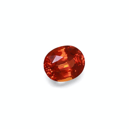 Le Grenat Spessartite de Bonnot Paris est une pierre précieuse orange de taille ovale, de 5,68 carats, aux facettes réfléchissantes serties sur un fond blanc uni.