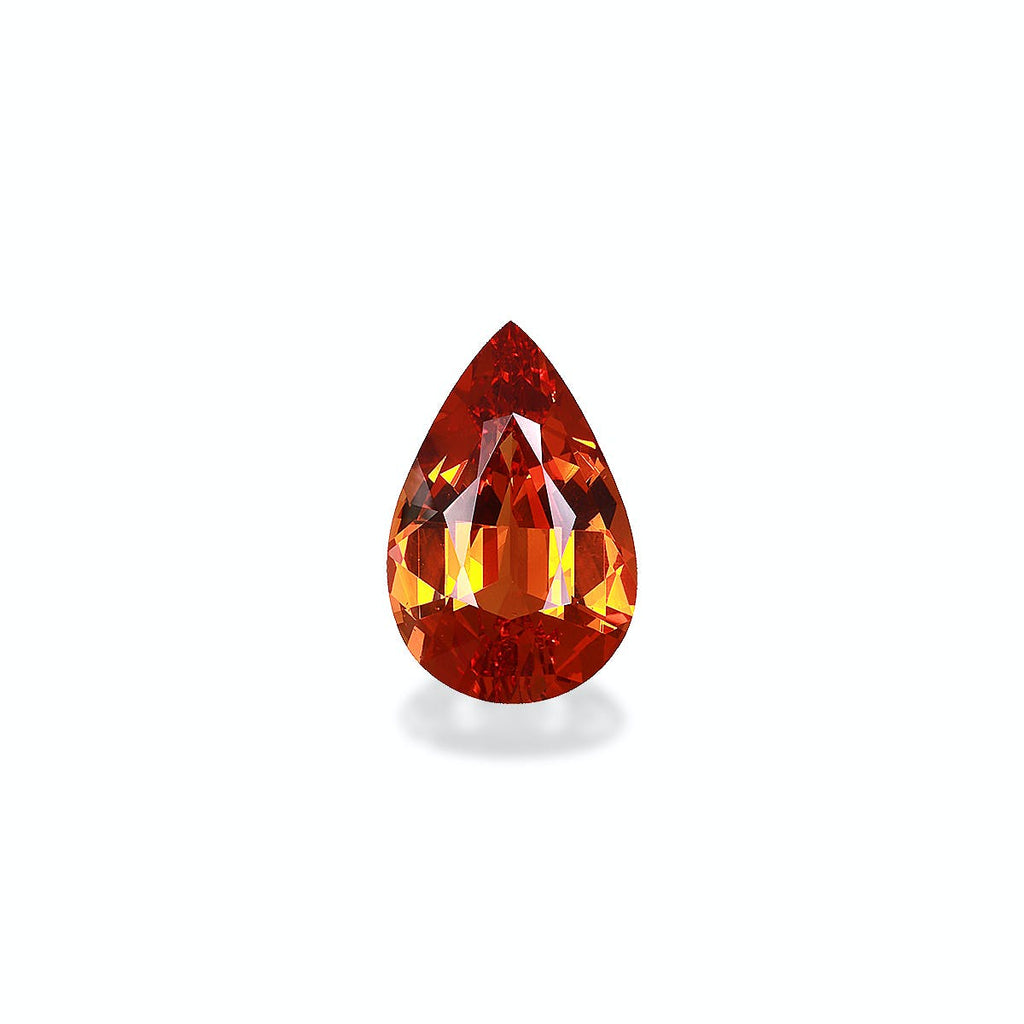 Le Grenat Spessartite 7,46 ct de Bonnot Paris est une pierre précieuse orange facettée en forme de poire, présentant des teintes rouge feu et ambrées sur un simple fond blanc.