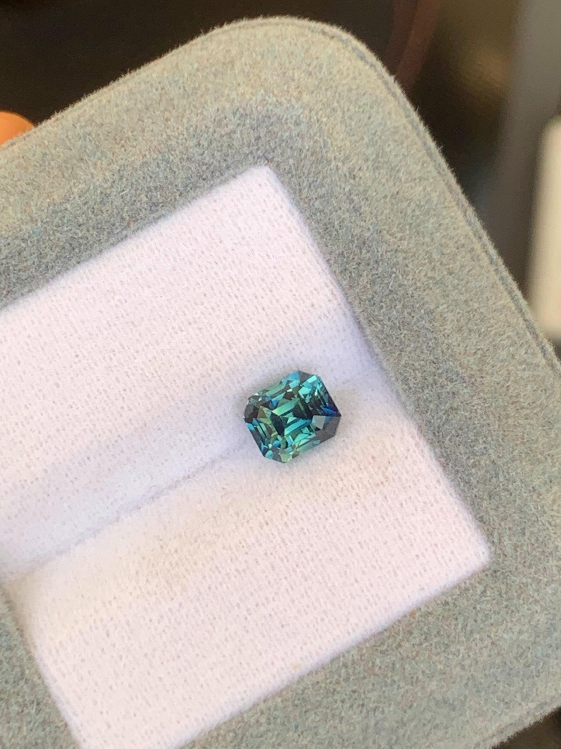 蓝宝石 蓝绿色 1,50ct, 产自 马达加斯加, non chauffé, vue principale | Bonnot Paris