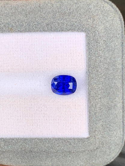 Cette gemme d'exception de [NOUVEAU] Bonnot Paris est un saphir bleu royal de 2,65 ct du Sri Lanka avec une taille coussin rectangulaire vibrante, sertie sur un blanc velouté doux avec un cadre gris clair qui rehausse sa couleur vive.