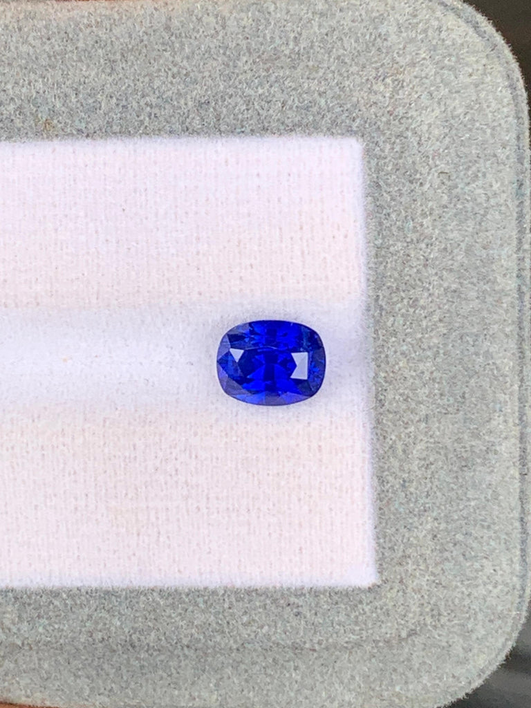Cette gemme d'exception de [NOUVEAU] Bonnot Paris est un saphir bleu royal de 2,65 ct du Sri Lanka avec une taille coussin rectangulaire vibrante, sertie sur un blanc velouté doux avec un cadre gris clair qui rehausse sa couleur vive.